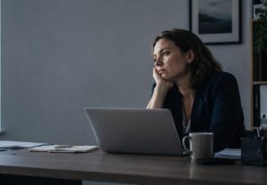 Persona agotada en su puesto de trabajo ante posibles